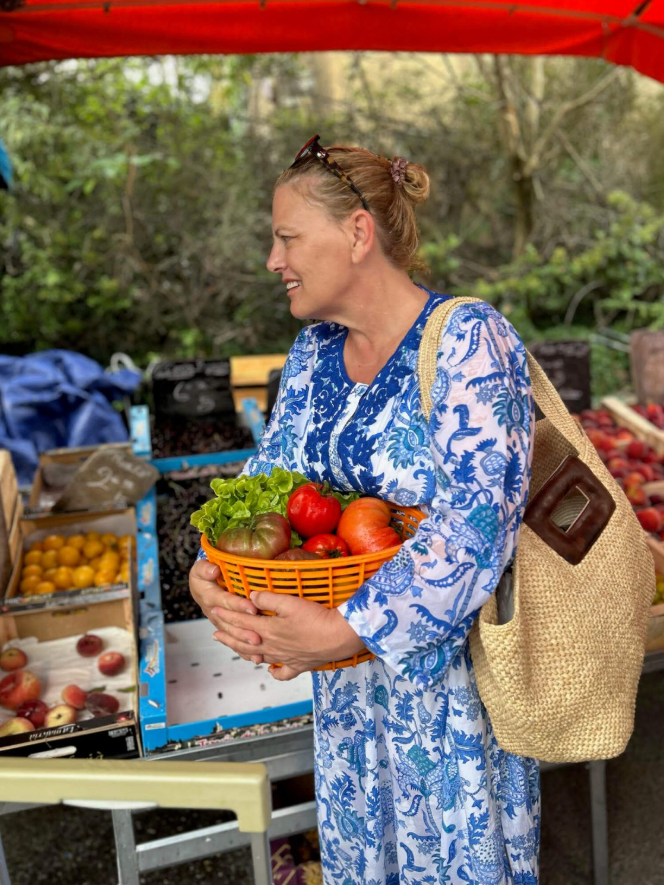 Visse with a basket of vegetables.